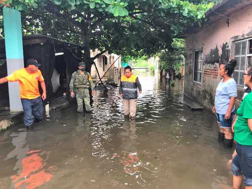 Elementos de Protección Civil de Veracruz atienden a la población de Alvarado afectada por inundaciones tras el desbordamiento del río Papalopan.