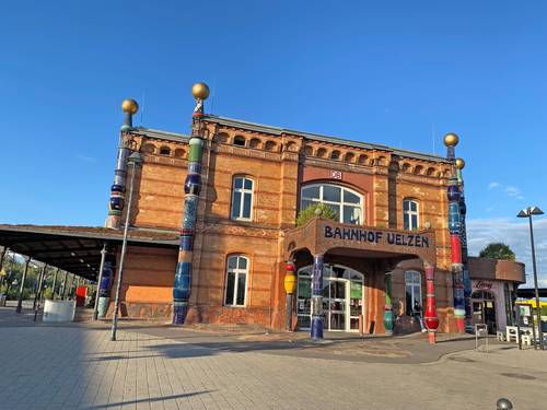 Considerada una de las 10 más bellas de Europa, la estación de Uelzen recibe miles de turistas que aprecian la arquitectura de Hundertwasser.