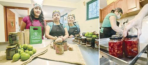 María de Lourdes y María del Rosario Dehesa Sánchez, acompañadas por Catalina Niño e integrantes de la cooperativa Mac’kry, producen mermeladas de frutas, salsas y tés artesanales en San Lucas Xochimanca, en Xochimilco.