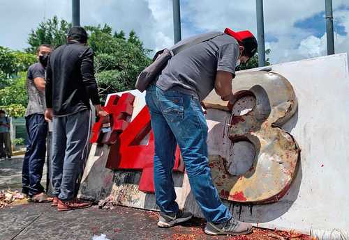 Estudiantes de la Normal de Ayotzinapa hacen faena para restaurar la estructura en honor a los desaparecidos el 26 de septiembre de 2014, después de que la madrugada de ayer unas personas prendieran fuego a la pieza arquitectónica ubicada en una de las avenidas más transitadas de la capital guerrerense.