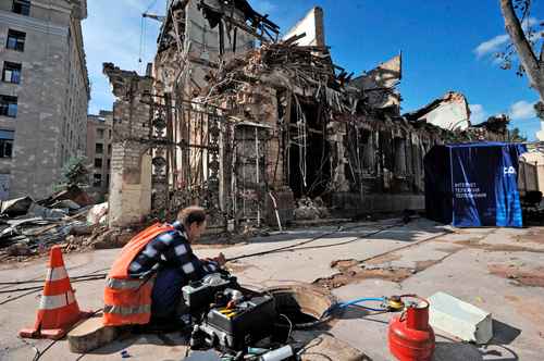 Un trabajador comunal hace reparaciones tras los intensos bombardeos lanzados sobre la ciudad de Járkov.