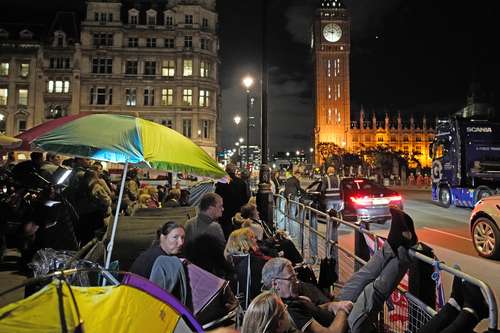 Las autoridades de Reino Unido anunciaron ayer el cierre de la fila para acceder a la capilla ardiente de la reina Isabel II en el palacio de Westminster. Miles de policías, cientos de soldados y un ejército de funcionarios ultiman los preparativos para el funeral de Estado de la reina Isabel II este lunes. El presidente de Estados Unidos, Joe Biden, y otros dignatarios llegaron a Londres para el funeral, al que han sido invitados unos 500 miembros de familias reales, jefes de Estado y de gobierno.