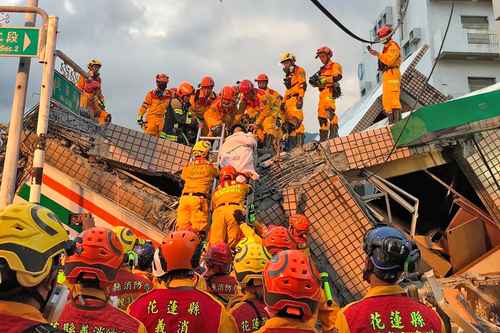 Un terremoto de magnitud 6.8 sacudió ayer la parte sureste de Taiwán, reportó el servicio meteorológico de la isla. Se descarrilaron varios vagones de tren y cientos de personas quedaron atrapadas en las carreteras de montaña. El epicentro se ubicó en el condado de Taitung, y siguió a un temblor de magnitud 6.4 el sábado por la noche en la misma zona, que no causó víctimas. El Servicio Geológico de Estados Unidos indicó que el terremoto fue de magnitud 7.2 y que su epicentro estuvo a una profundidad de 10 kilómetros. De acuerdo con el departamento de bomberos una persona murió y al menos 146 resultaron heridas.