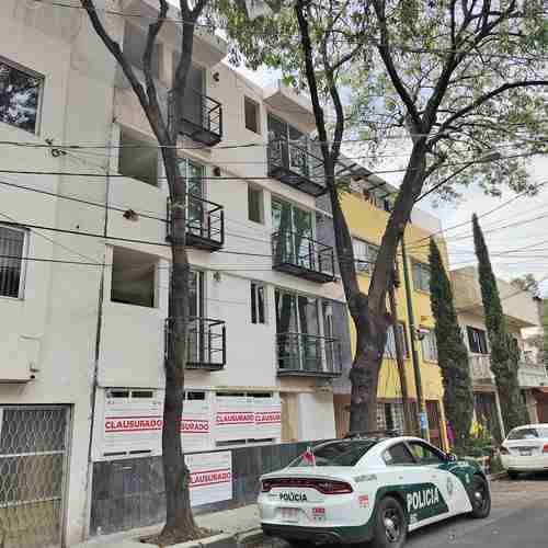 Vecinos de la colonia Postal, en la alcaldía Benito Juárez, denunciaron que personas aprovechan para entrar y salir del inmueble cuando se ausenta la patrulla que custodia la construcción con sellos de clausura en la calle Tuy 41.