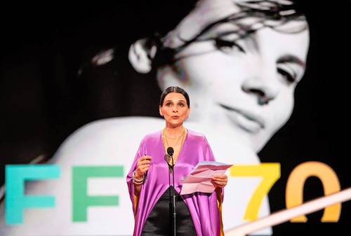 La actriz francesa Juliette Binoche recibió el premio Donostia a la trayectoria en reconocimiento a su carrera.