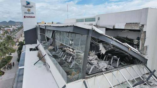 DAÑOS POR EL TEMBLOR EN MANZANILLO. Al caer el techo de un gimnasio ubicado en un centro comercial murió una persona, mientras en otras zonas del puerto se reportó otra fallecida y tres heridos.