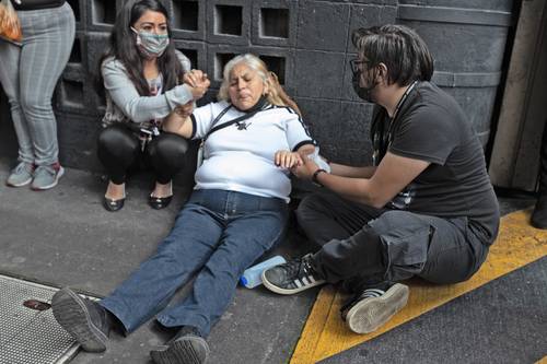 Después de sentir el sismo de magnitud 7.7, una señora describió ayer un fuerte dolor en el brazo izquierdo y dificultad para respirar, en la esquina de Insurgentes y Medellín, en la colonia Roma de la Ciudad de México.