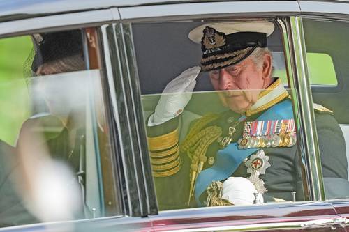 El rey Carlos III abandona la abadía de Westminster, tras el funeral de la reina Isabel II, ayer en Londres.