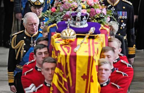  El rey Carlos III y los miembros de la familia real acompañan la salida del ataúd de la reina Isabel II, envuelto en el estandarte real con la corona y el cetro del soberano, de la abadía de Westminster.
