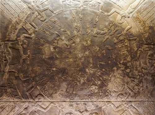 Vista del Zodiaco de Dendera, mapa celeste que data de alrededor de 50 aC, el cual fue retirado del Templo de Hathor en Qena, en el sur de Egipto, por orden del funcionario francés Sebastien Louis Saulnier en 1820, y que está suspendido en un techo del Museo del Louvre de París desde 1922.