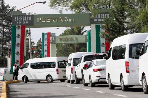 Más de 50 personas ingresaron ayer por segundo día a las instalaciones castrenses ubicadas en la CDMX.