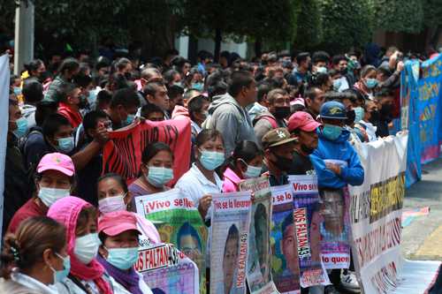 EXIGEN REPATRIACIÓN DE TOMÁS ZERÓN. Acompañados por estudiantes, familiares de los 43 normalistas desaparecidos se manifestaron ayer frente a la embajada de Israel.