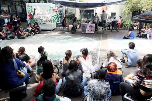 Carmen Cruz y Blanca Nava, madres de dos normalistas desaparecidos, participaron en un conversatorio de la Facultad de Filosofía y Letras de la UNAM.