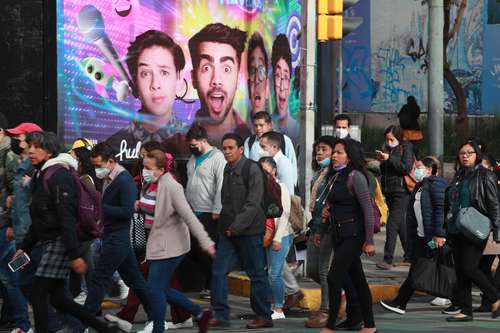 Estudiantes de la Escuela Normal Carmen Serdán obstaculizan desde el martes el tránsito en el cruce de Paseo de la Reforma y avenida Insurgentes en protesta por la suspensión de becas y otros apoyos en el plantel.