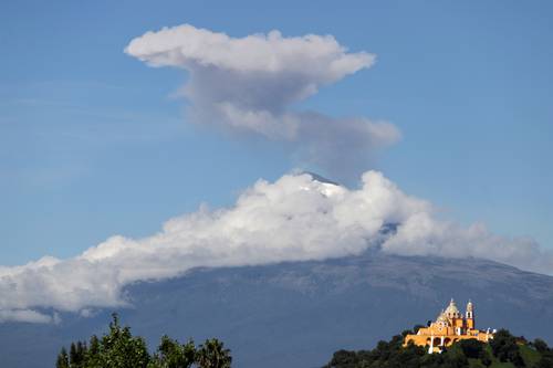 El volcán Popocatépetl emitió ayer una fumarola de ceniza y gases que alcanzó varios kilómetros de altura. Durante el día se han registrado emisiones intermitentes, por lo que Conapred anunció que el semáforo volcánico se mantiene en amarillo fase 2.