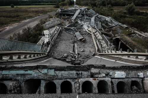  Destrucción de un puente en la región de Járkov. Foto Afp