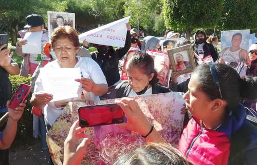 Integrantes de los colectivos A Tu Encuentro y Sembrando Comunidad protestaron ayer en la zona de Los Pastitos, acceso principal a la ciudad de Guanajuato, para demandar la renuncia de los titulares de la Comisión Estatal de Búsqueda, Héctor Díaz Ezquerra, y de la Comisión Estatal de Atención Integral a Víctimas, Jaime Rochín del Rincón, pues aseguraron que son incompetentes y niegan apoyos a las familias de desaparecidos.