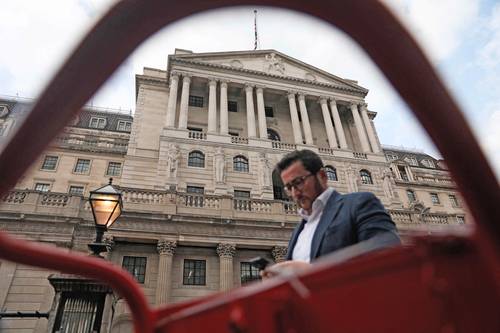 El Banco de Inglaterra aumentó drásticamente su tasa de interés para combatir la inflación, pero advirtió que la economía del Reino Unido está entrando en recesión.