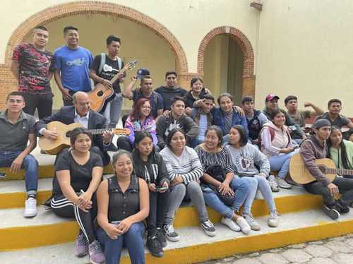 La secretaria de Educación Pública federal, Leticia Ramírez Amaya (al centro en la segunda fila), y su homólogo de Hidalgo, Natividad Castrejón Valdez (a su lado con una guitarra), se reunieron ayer con alumnos de la normal Luis Villarreal, El Mexe, en el municipio de Francisco I. Madero.