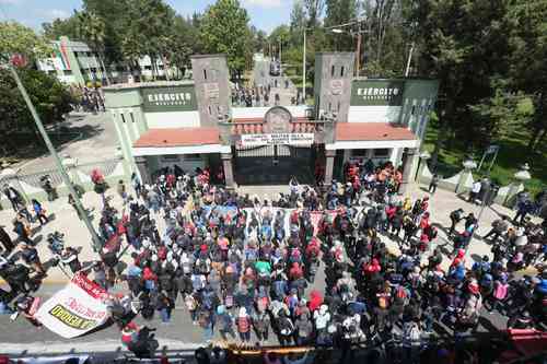 Varios cientos de personas se congregaron ayer afuera de las instalaciones castrenses.