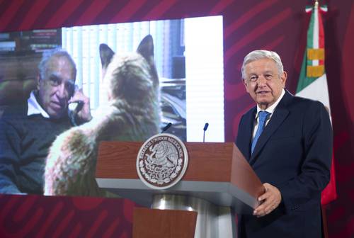 Libros, periódicos, documentos, fólders y gatos cubrían el escritorio de Carlos Monsiváis, recordó López Obrador.