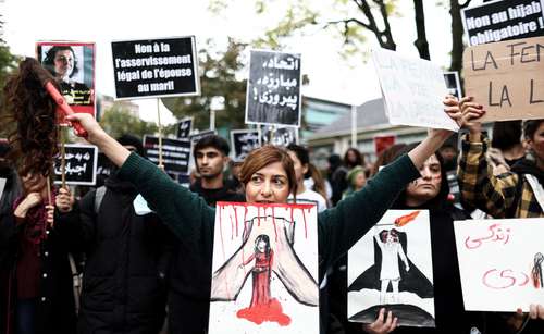 En Bruselas, Bélgica, se manifestaron en la vía pública para denunciar la represión contra los iraníes disidentes y las rígidas leyes religiosas.