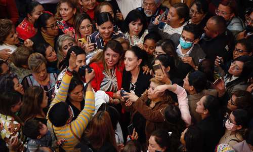 Muchas de las asistentes al Palacio de Minería pidieron a la jefa de Gobierno un recuerdo.