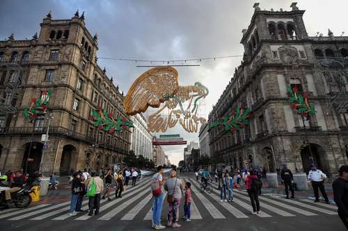 El escudo nacional desde el Zócalo.