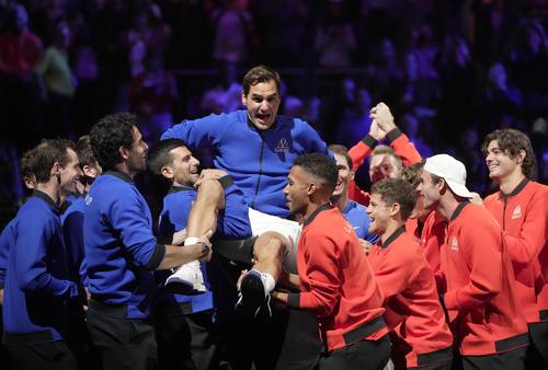 Compañeros y rivales cargaron al suizo en muestra de cariño para uno de los mayores referentes del tenis mundial.