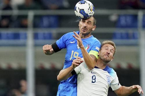 El defensa Leonardo Bonucci supera en el cabezazo al inglés Harry Kane, ayer en la victoria por 1-0 de los italianos sobre el equipo de la rosa.