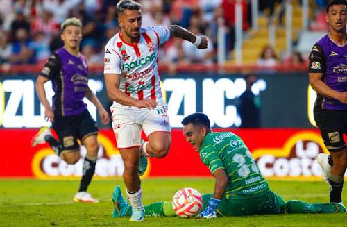 Necaxa y Mazatlán empataron 2-2 en el estadio Victoria, en duelo pendiente de la jornada 16 de la Liga Mx. Aunque los Cañoneros tuvieron ventaja en un par de ocasiones, luego de los goles de Miguel Sansores (34) y Roberto Meraz (45+2), los Rayos reaccionaron con un doblete de Facundo Batista (45 y 59), quien en la imagen vence al portero Ricardo Gutiérrez, para seguir en la zona de repechaje.