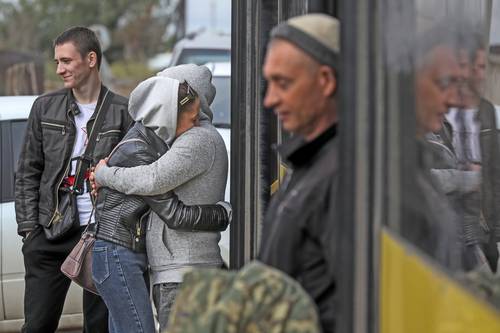 En Volgogrado, una afligida pareja se abraza afuera de un centro de reclutamiento. Charles Michel, presidente consejero europeo, demandó cierta apertura “para quienes no quieren ser instrumentalizados por el Kremlin”.