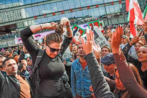 En varias partes del mundo continúan las manifestaciones en contra las leyes islámicas para la mujeres en Irán. La imagen, en Estocolmo, Suecia.