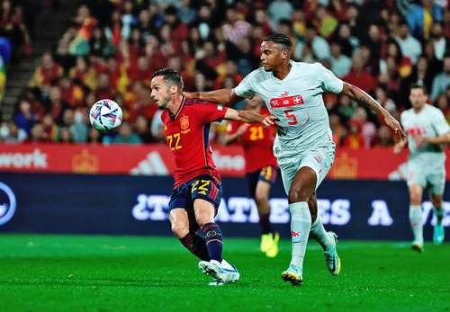 El español Pablo Sarabia intenta zafarse la marca de Manuel Akanji, quien anotó el primer tanto para los suizos, ayer durante el partido celebrado en el estadio La Romareda, en Zaragoza.