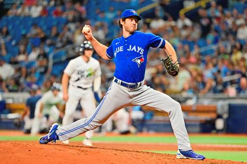 Jordan Romano (68) remplazó a Tim Mayza con dos hombres en base y dos outs en la octava entrada y permitió un sencillo remolcador del emergente colombiano Harold Ramírez. Aun así, ponchó al dominicano Manuel Margot para conseguir el salvamento en el triunfo 3-1 de los Azulejos ante los Rays.