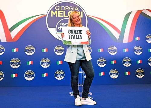 Giorgia Meloni, líder de Hermanos de Italia, agradece a partidarios luego de su discurso en la sede de campaña, ayer en Roma.