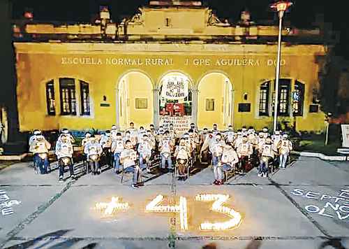 Estudiantes de la normal José Guadalupe Aguilera, de Durango, también participaron en la conmemoración por sus compañerosde Ayotzinapa.