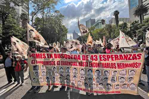 OCHO AÑOS SIN SABER QUÉ FUE DE ELLOS. La vanguardia de la marcha conmemorativa la encabezaron los padres y familiares de los normalistas de Ayotzinapa desaparecidos en Iguala.