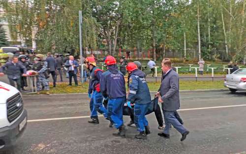 Trabajadores de los servicios de emergencia sacan a un herido de la Escuela 88, en Izhevsk. El gobierno del presidente Vladimir Putin calificó la matanza de “acto terrorista”. El multihomicida, de 34 años, se suicidó tras la agresión.