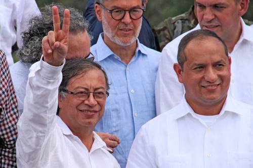 El presidente de Colombia, Gustavo Petro (izquierda), junto al ministro de Transporte de Venezuela, Ramón Velásquez, ayer, durante una ceremonia en el puente internacional Simón Bolívar para reabrir de manera oficial la frontera terrestre entre ambos países.