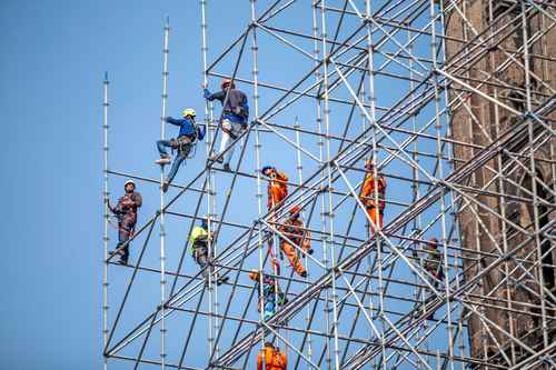 Tras el concierto del Grupo Firme, trabajadores comenzaron a montar una estructura en la Catedral Metropolitana para darle mantenimiento.