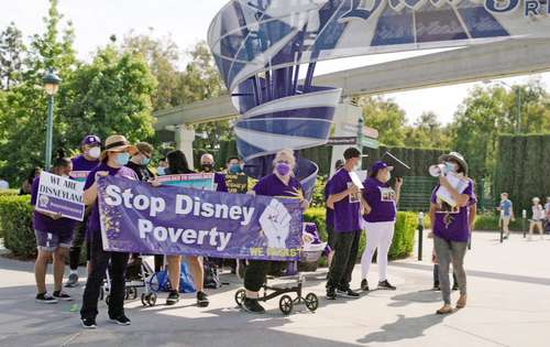 Fotograma de la cinta de Abigail Disney con empleados en protesta contra bajos sueldos.