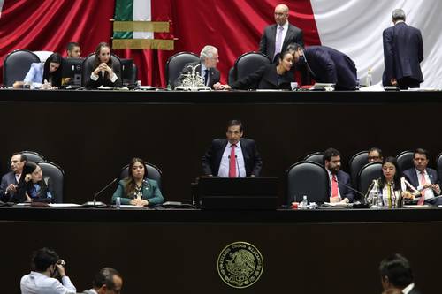 Los legisladores hicieron esperar dos horas al secretario de Hacienda antes de su comparecencia; él se tomó una hora para comer, en vez del receso de 10 minutos indicado.