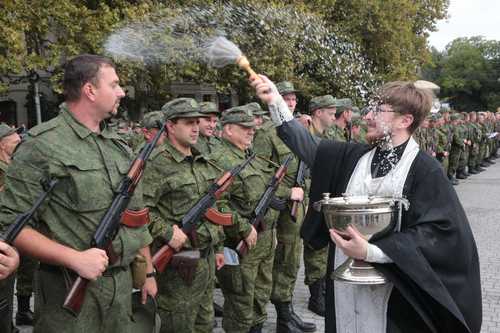 Un grupo de reservistas rusos durante una ceremonia antes de partir al frente de guerra, ayer en Sebastopol, Crimea.
