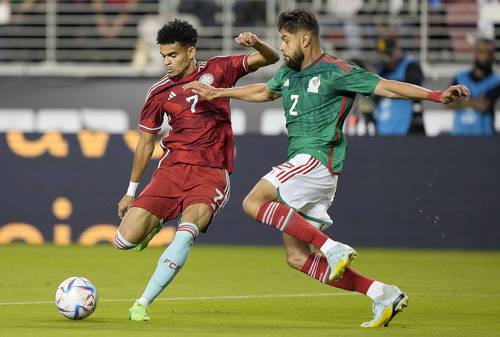 Luis Diaz, de Colombia, y el mexicano Néstor Araujo durante el partido en el Levi’s Stadium en Santa Clara, California.