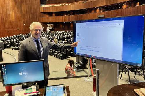 El presidente de la Cámara de Diputados, Santiago Creel Miranda, muestra que no hay servicio de Internet en San Lázaro, lo que obligó a aplazar la sesión.