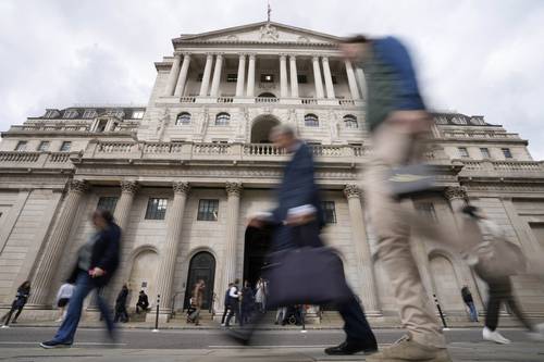 El Banco de Inglaterra entró al mercado y compró bonos del gobierno para detener la salida de capitales y estabilizar la libra esterlina.