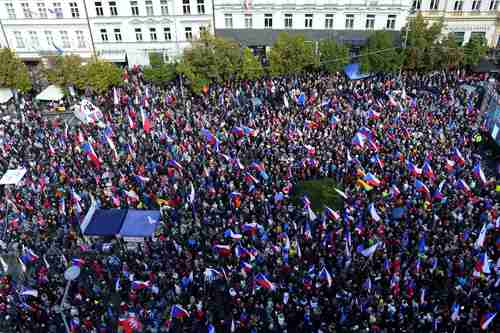 Decenas de miles de ciudadanos de todo el arco político checo exigieron ayer en Praga la dimisión del gobierno conservador, la eliminación de sanciones al Kremlin por la guerra, retomar los acuerdos energéticos con Moscú y abandonar la OTAN y la Unión Europea.