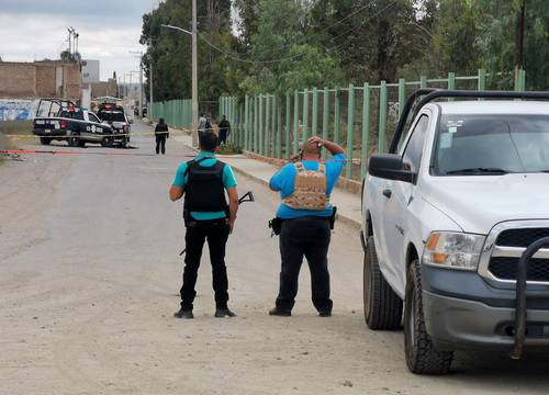 Cinco agentes policiacos del municipio de Calera, Zacatecas, y el director de la corporación, Rafael Valdez, murieron en una emboscada perpetrada por presuntos integrantes del crimen organizado en la unidad deportiva Miguel Moreno, ubicada a un costado del libramiento poniente de la cabecera municipal; cuatro uniformados resultaron heridos.