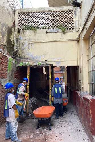 Con estructuras apuntaladas, el inmueble aloja a burócratas de tres turnos los siete días de la semana.